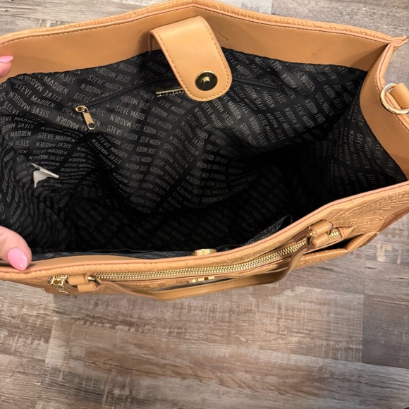 Steve Madden Large Logo Embossed Tote Tan Shoulder Bag Gold Hardware - Picture 5 of 12